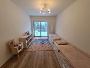 1 Schlafzimmer mit 2 Etagenbetten und einem Fenster in der Unterkunft Apartmán Útulnô: Relax, sauna a výberová káva in Horní Maršov