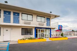een gebouw met gele en blauwe accenten op een parkeerplaats bij Motel 6-Salt Lake City, UT - West - Airport in Salt Lake City