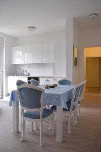 una sala da pranzo con tavolo e sedie blu di Apartment Seven a Spalato (Split)