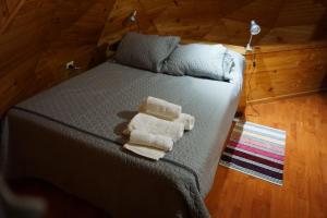 Una cama con dos toallas encima. en Domo Lenga, en Chile Chico