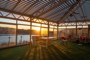 - un pavillon avec une table et une vue sur l'eau dans l'établissement צימר נאשד, à Mas'ada