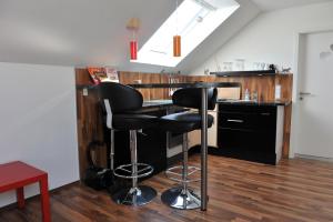 a kitchen with two bar stools and a counter at Ferienwohnung Bergisch Land in Wermelskirchen