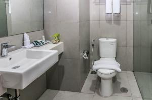 Koupelna v ubytování KHAS Makassar Hotel