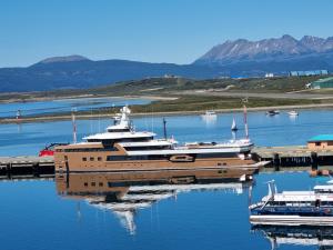 a large boat is docked in the water at Amaneciendo frente al Beagle in Ushuaia