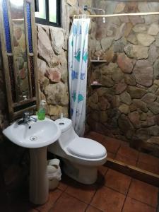 uma casa de banho com um WC e um lavatório em Hotel del Bosque em Guatemala