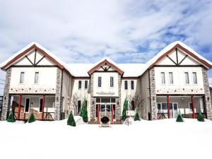 uma representação de uma casa com neve em Petit Hotel Blaneneige em Nakafurano