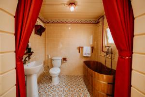 Phòng tắm tại Ngôi Làng Cổ 77 Hoàng Diệu