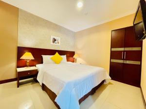 une chambre avec un grand lit et une télévision dans l'établissement Luxury 2BR Apartment @ Galeri Ciumbuleuit with Best View @ 1st Tower, à Bandung 29 autres photos