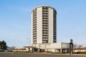 a tall white building with a lot of windows at Holiday Inn Philadelphia Arpt-Stadium Area, an IHG Hotel in Philadelphia