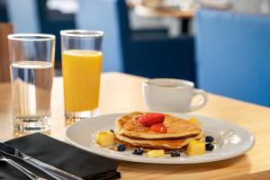 - un plateau de crêpes avec des fruits et une tasse de jus d'orange dans l'établissement Holiday Inn Philadelphia Arpt-Stadium Area, an IHG Hotel, à Philadelphie