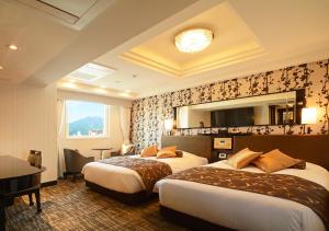 鹿児島市にあるアパホテル鹿児島天文館のベッド2台と鏡が備わるホテルルームです。