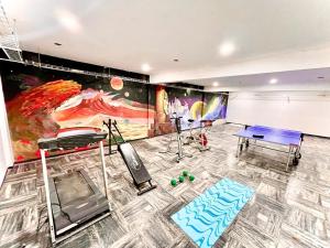 a room with a painting on the wall and a stage at Downtown Treasure Place in Mexico City
