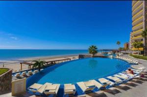 בריכת השחייה שנמצאת ב-Sonoran Sky Resort Oceanview Condo או באזור