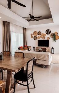una camera con letto, tavolo e sedie di Pranatarn Pool Villa Mid-Summer Night a Ban Bo Kaeo