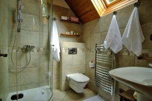 un bagno con doccia, WC e lavandino di Apartmánový dom Slniečko a Liptovský Ján