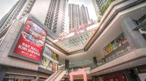een winkelcentrum met hoge gebouwen op de achtergrond bij R&F princess cove premium Homestay famaily in Johor Bahru
