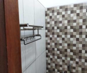 ein Bad mit einer karierten Wand und einem WC in der Unterkunft Borobudur Cluster Homestay Candirejo Syariah in Tanayung