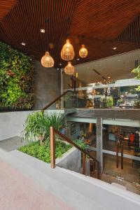eine Lobby eines Gebäudes mit Pflanzen und Lichtern in der Unterkunft CHERRY BOUTIQUE HOTEL in Ho-Chi-Minh-Stadt