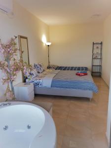 een slaapkamer met een bed, een bad en een wastafel bij Amazing Panorama Bay view 3 room flat in Haifa