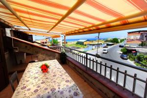 a table on a balcony with a view of a street at Bed and Breakfast Vibo Mare in Vibo Valentia Marina