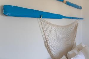 a net hanging on a wall with a pair of scissors at Andrew'S home - Playita in Torre Pali
