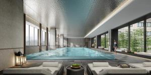 einen großen Swimmingpool in einem Gebäude in der Unterkunft Empark Prime Hotel Beijing in Peking