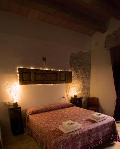 een slaapkamer met een bed met twee handdoeken erop bij Dimora Barbolani in Lettopalena