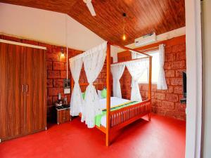 Postel nebo postele na pokoji v ubytování Treebo The Appa'S Resort