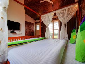 Postel nebo postele na pokoji v ubytování Treebo The Appa'S Resort