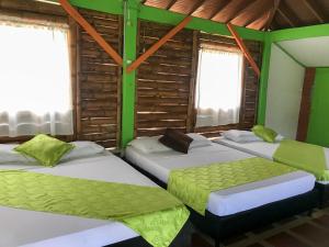 Cama ou camas em um quarto em Room in Lodge - Family Cabin With Lake View