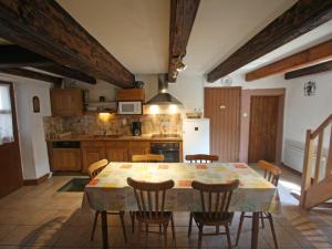 Dapur atau dapur kecil di Maison de village 6 pers avec salle de jeux, proche nature et cristalleries de Baccarat - FR-1-589-59