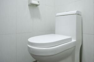 Koupelna v ubytování RedDoorz Plus near Amplaz Yogyakarta + 34 fotografií