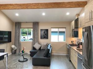 a living room with a couch and a kitchen at New Contemporary Guest House in Studio City Hills in Los Angeles