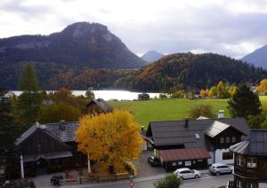 - une vue aérienne sur une ville avec un lac et des montagnes dans l'établissement Altes Pfarrhaus, à Altaussee