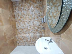 Baðherbergi á Rons City Hotel near Simpang Lima Semarang Mitra RedDoorz