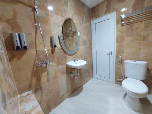 Koupelna v ubytování Rons City Hotel near Simpang Lima Semarang Mitra RedDoorz + 37 fotografií