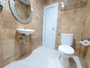 Baðherbergi á Rons City Hotel near Simpang Lima Semarang Mitra RedDoorz