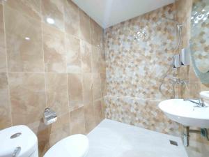 Baðherbergi á Rons City Hotel near Simpang Lima Semarang Mitra RedDoorz
