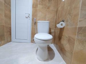 Baðherbergi á Rons City Hotel near Simpang Lima Semarang Mitra RedDoorz