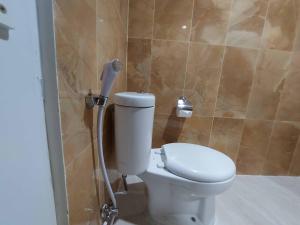 Baðherbergi á Rons City Hotel near Simpang Lima Semarang Mitra RedDoorz