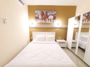 Rúm í herbergi á Rons City Hotel near Simpang Lima Semarang Mitra RedDoorz