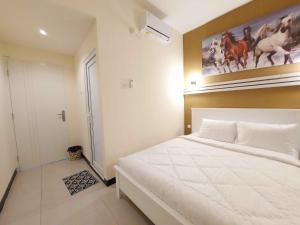 Rúm í herbergi á Rons City Hotel near Simpang Lima Semarang Mitra RedDoorz