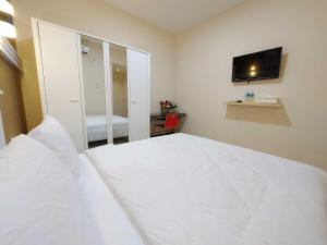 Rúm í herbergi á Rons City Hotel near Simpang Lima Semarang Mitra RedDoorz