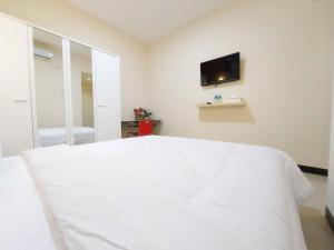 Sjónvarps- og/eða afþreyingartæki á Rons City Hotel near Simpang Lima Semarang Mitra RedDoorz