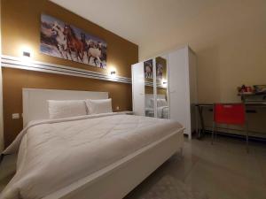 Rúm í herbergi á Rons City Hotel near Simpang Lima Semarang Mitra RedDoorz