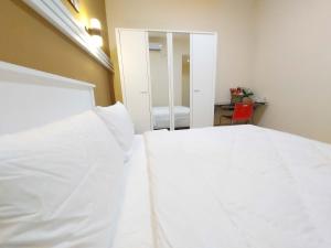 Rúm í herbergi á Rons City Hotel near Simpang Lima Semarang Mitra RedDoorz