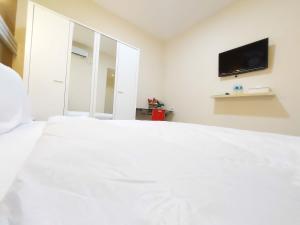 Sjónvarps- og/eða afþreyingartæki á Rons City Hotel near Simpang Lima Semarang Mitra RedDoorz