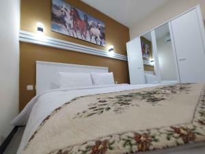 Rúm í herbergi á Rons City Hotel near Simpang Lima Semarang Mitra RedDoorz