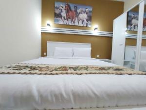 Rúm í herbergi á Rons City Hotel near Simpang Lima Semarang Mitra RedDoorz