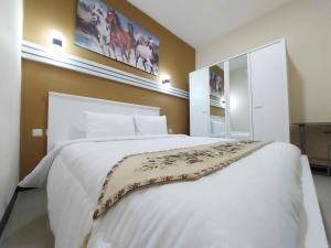 Rúm í herbergi á Rons City Hotel near Simpang Lima Semarang Mitra RedDoorz